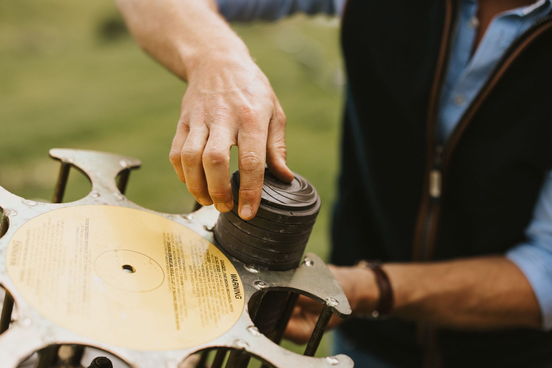 Loading the automatic clay trap