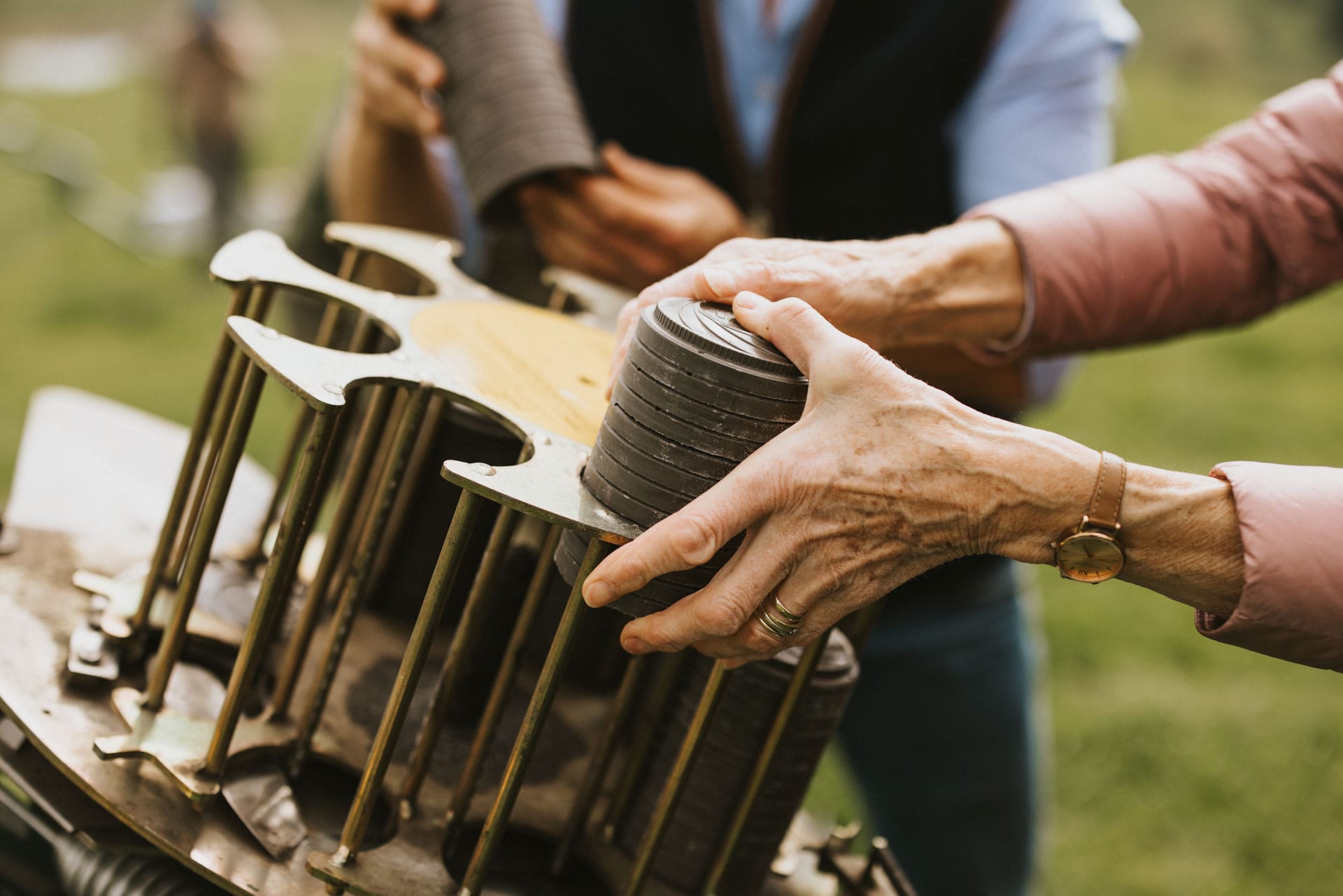 Loading the automatic clay trap