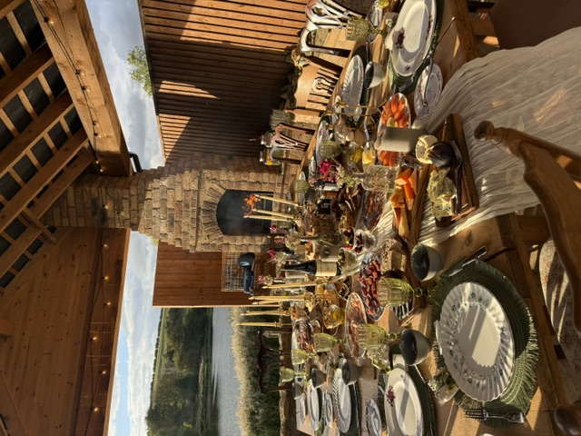 Dinner party set for 10 on the patio